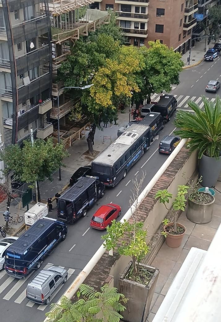 Los móviles de la Federal apostados a metros de la casa de Adorni.