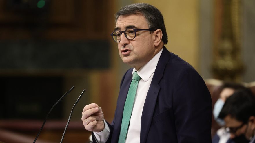 El portavoz del PNV en el Congreso de los Diputados, Aitor Esteban, interviene en una sesión plenaria en el Congreso de los Diputados