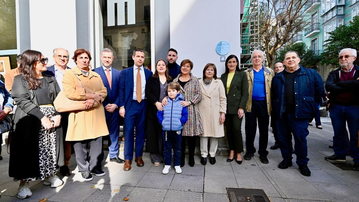 Placa dedicada al fotógrafo Francisco Santamatilde, que ingresa en la 'Ruta de los Ilustres' de Santander.