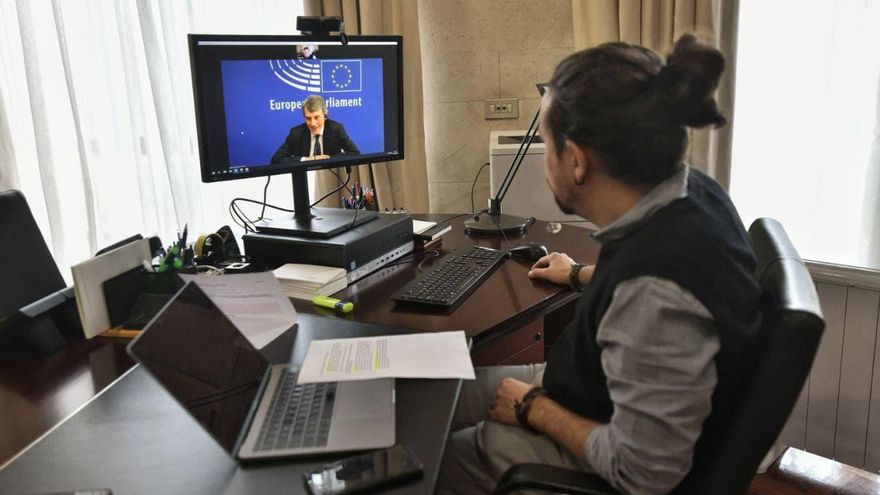 El vicepresidente segundo, Pablo Iglesias, conversa con el presidente de Parlamento Europeo, David Sassoli.