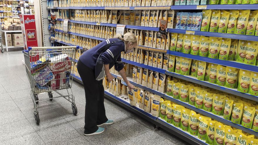 Entre remarcaciones y góndolas vacías, los argentinos adelantan compras para paliar un futuro incierto