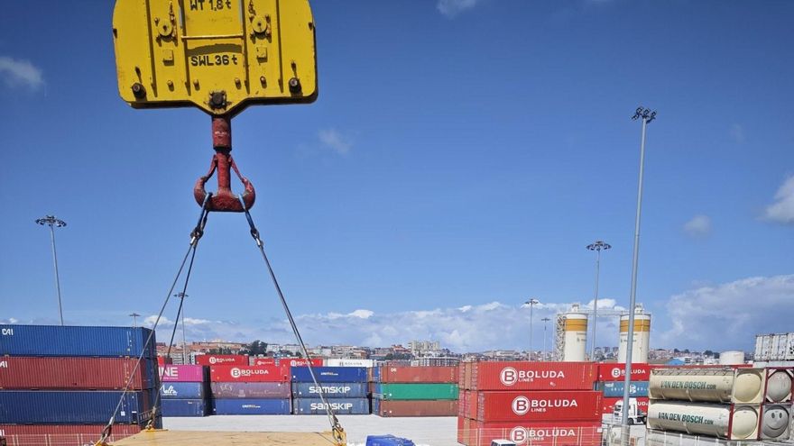 Herido tras caer a un barco atracado en el Puerto de Santander