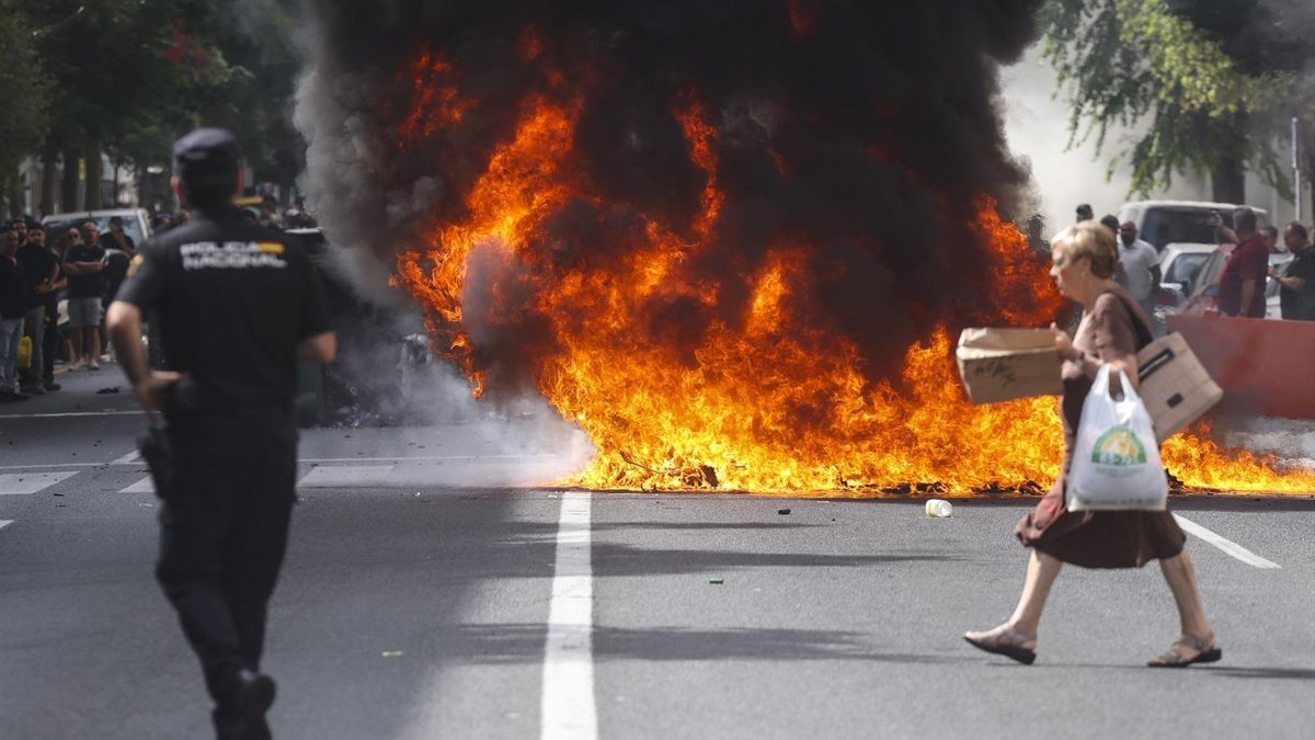 Barricadas en el centro de Cádiz desde primera hora de la mañana.