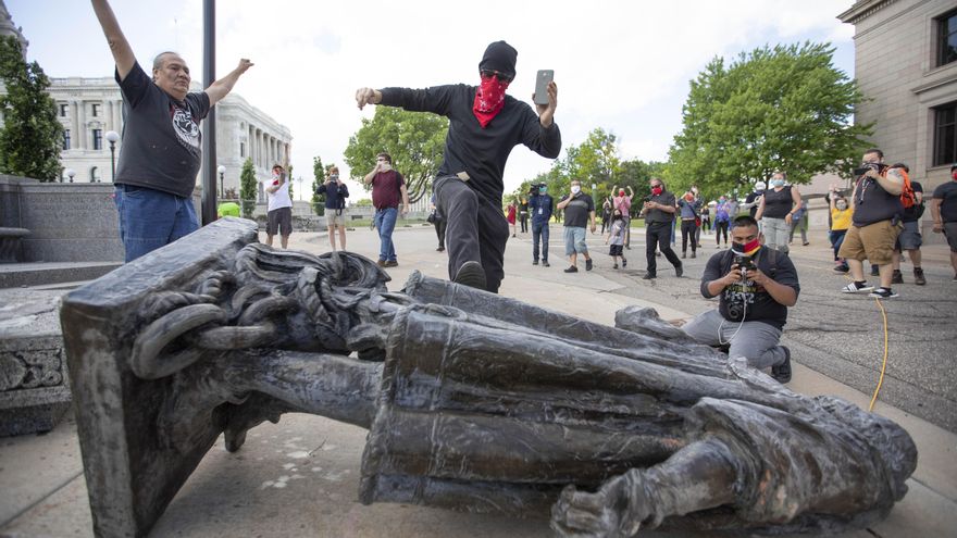 América derriba a Colón en el segundo centenario de su independencia