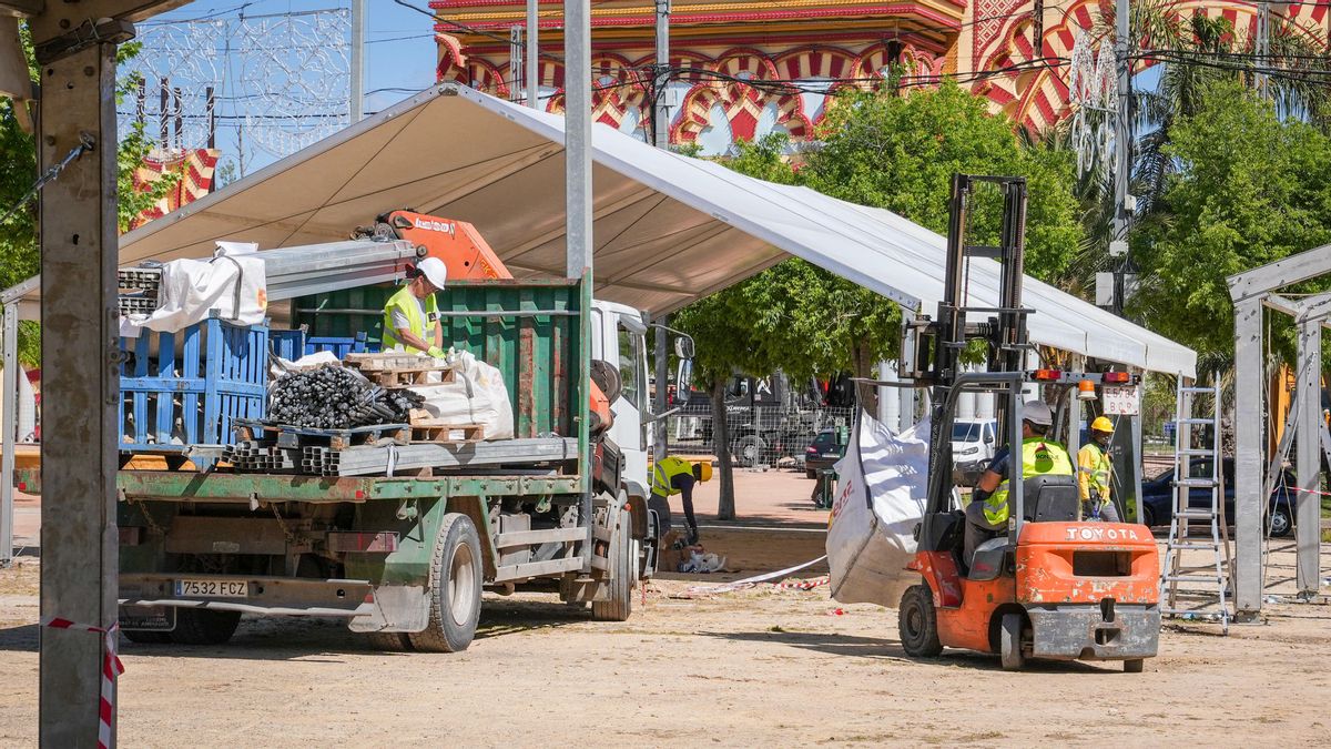 Montaje de las casetas de la Feria de Córdoba