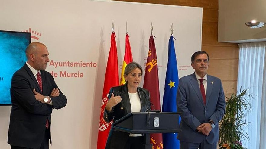 La alcaldesa socialista de Toledo, Milagros Tolón, junto al alcalde de Murcia, José Antonio Serrano