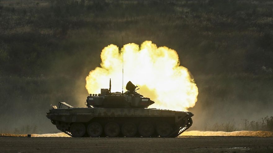 Russian soldiers on a T-72 B3 battle tank compete during the finals of the the Tank Biathlon 2022, as part of the International Army Games ARMI-2022 at the Alabino training and tactical complex outside Moscow, Russia, 27 August 2022. The Tank biathlon was held from 13 to 27 August. (Rusia, Moscú)