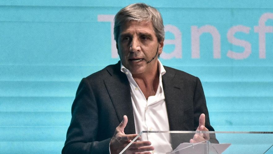 Después de 13 meses de ajuste, Caputo salió a aclarar que con Milei van a “bajar impuestos”, pero sólo si hay superávit