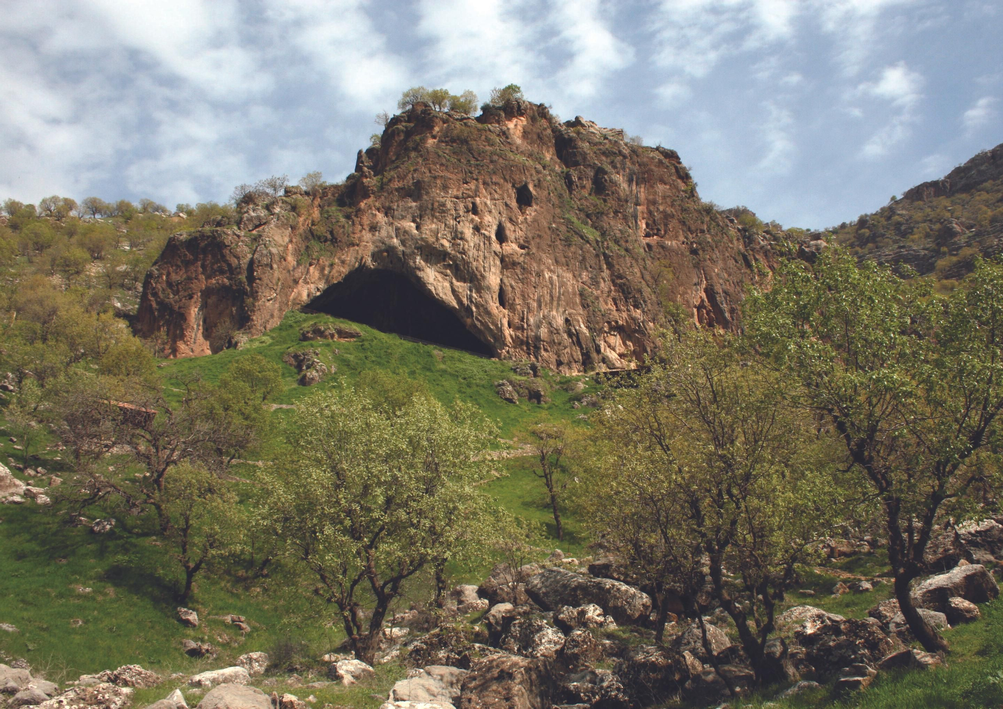 Vista de la entrada a la cueva de Shanidar en el Kurdistán iraquí