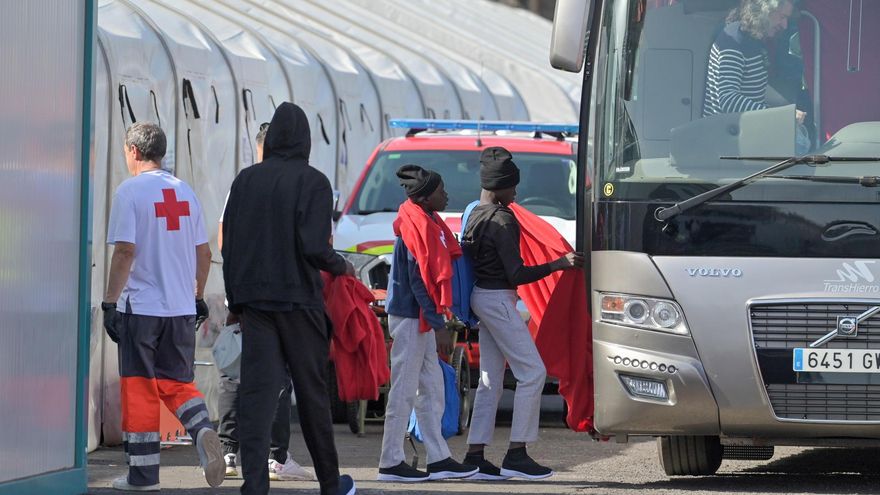 Llega a El Hierro un cayuco con 92 personas, entre ellas dos niños, tras ocho días de travesía