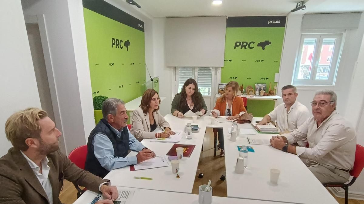 El PRC se compromete con los vecinos de Rucandial a llevar su caso al Parlamento de Cantabria