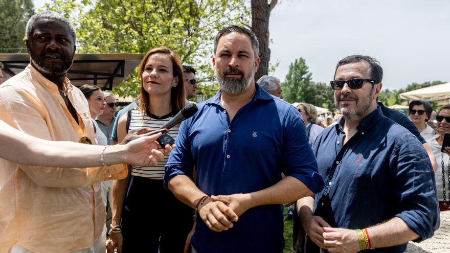 (I-D) La portavoz de Vox en la Asamblea de Madrid, Isabel Pérez Moñino, el presidente de Vox, Santiago Abascal, y el presidente de Vox en Madrid, José Antonio Fúster, atienden a los medios de comunicación antes de una comida con afiliados y simpatizantes