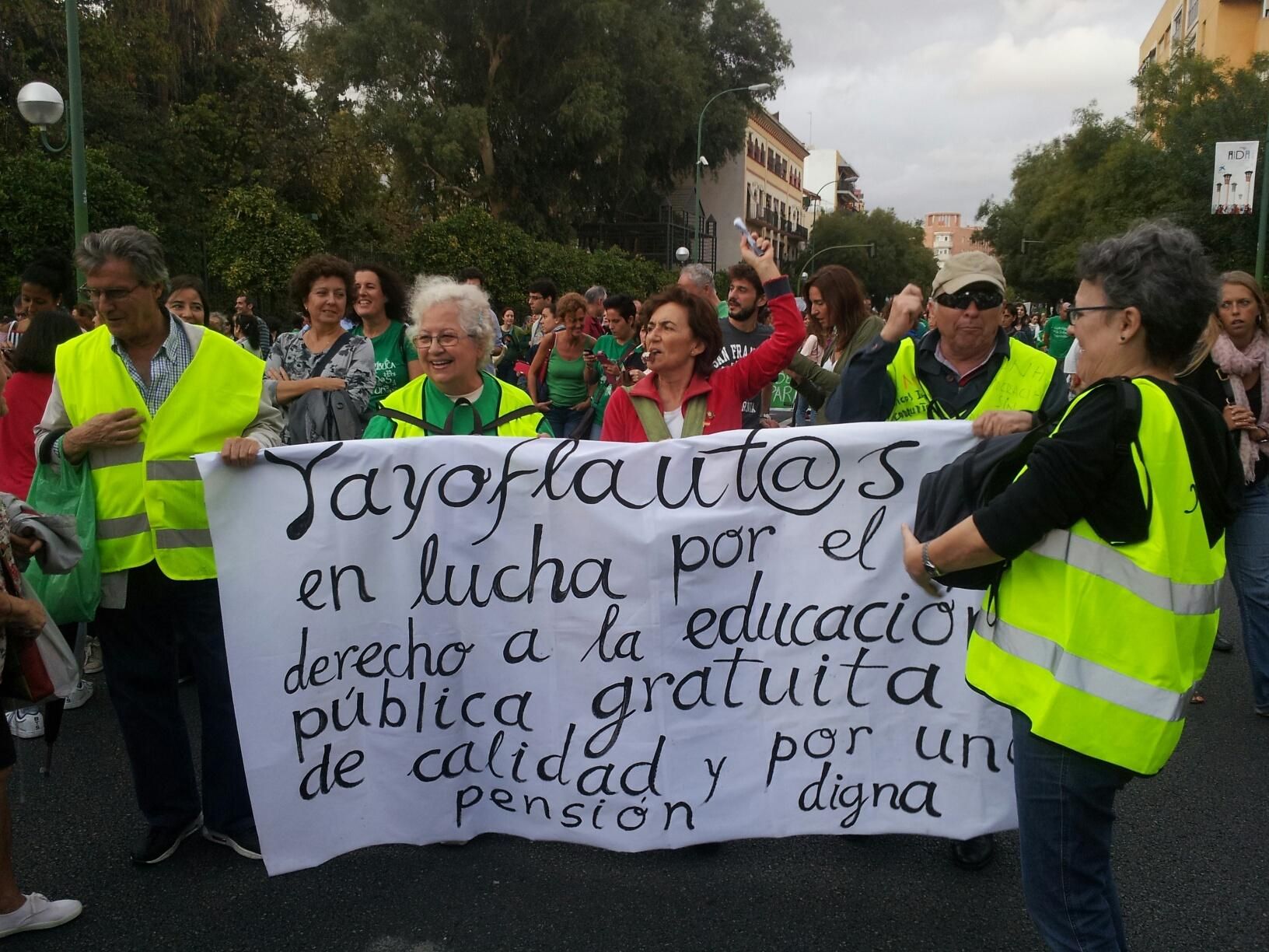 Los yayoflautas se han sumado a la manifestación de Sevilla contra la LOMCE