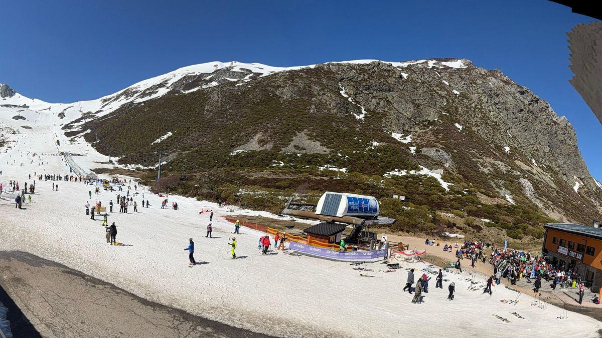 Más de 5.000 esquiadores apuraron el esquí en San Isidro y Leitariegos una vez entrada la primavera