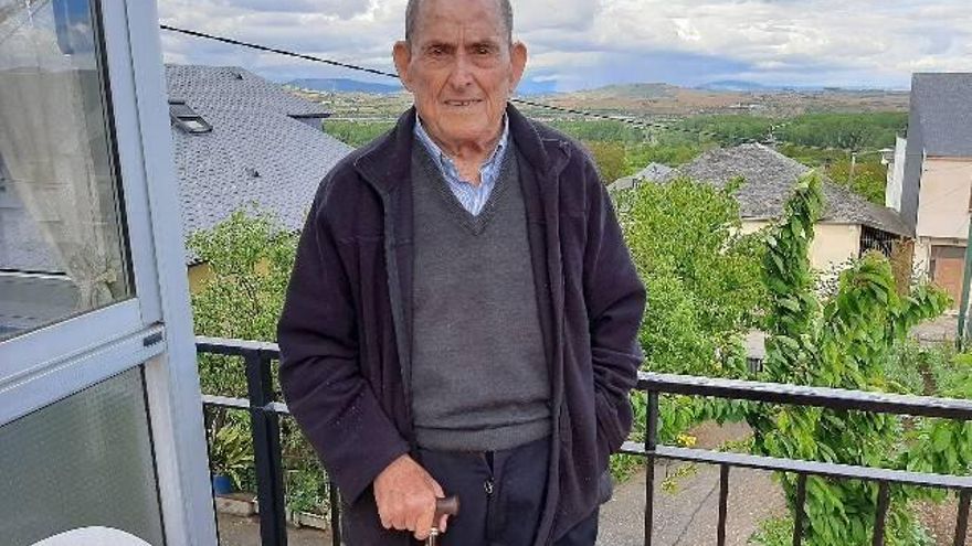 Gelo Iglesias, en una imagen reciente en su casa de Corullón.