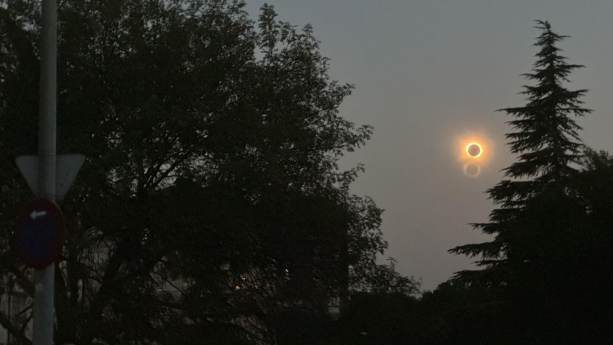 Quedan astrónomos en los Astrónomos: así se ha vivido el eclipse en Vitoria en el punto de observación de 1860