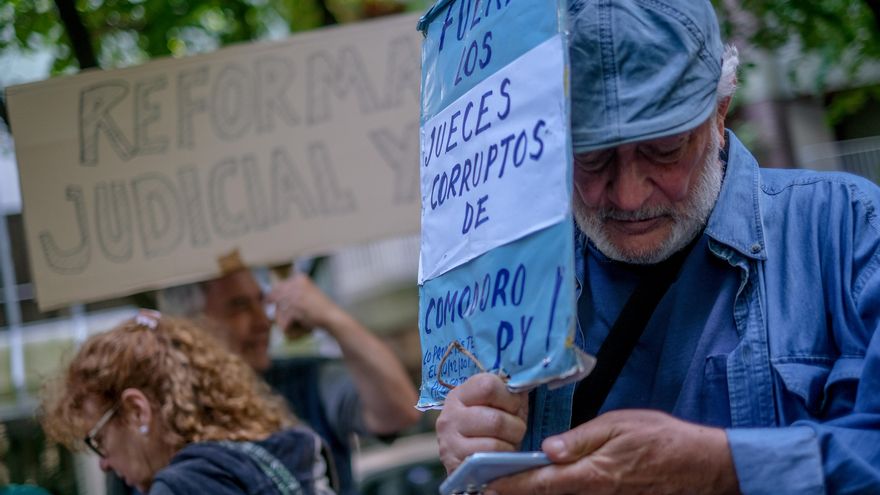 Cientos de manifestantes autoconvocados y de agrupaciones políticas, sociales y gremiales se concentraron en distintos puntos del pais, para respaldar a la vicepresidenta Cristina Fernández de Kirchner, condenada hoy a seis años de prisión.