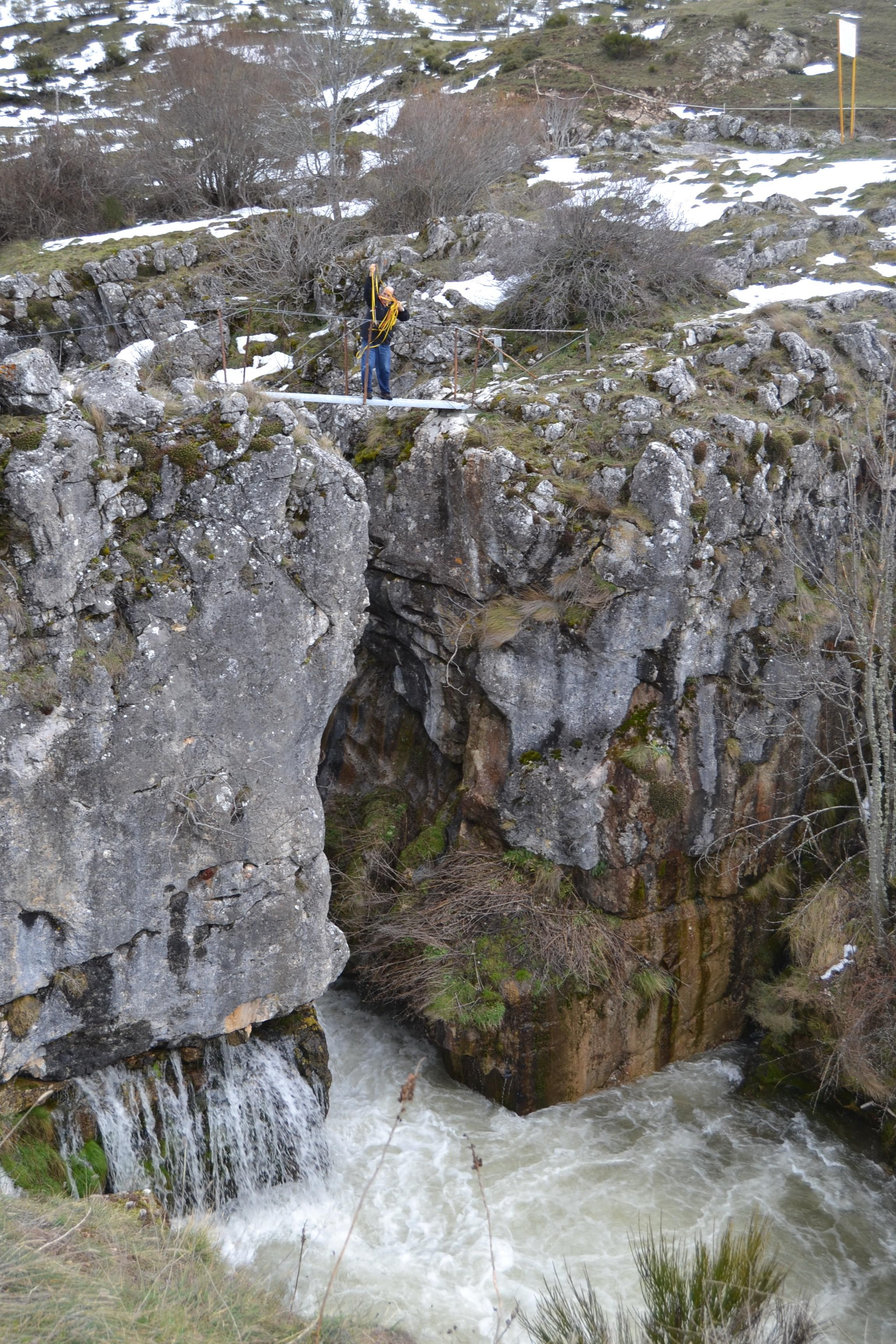 David Zamorano, sobre el puente de Secundino sobre el Sil, entre La Cueta y la Vega de Viejos, en Babia. 