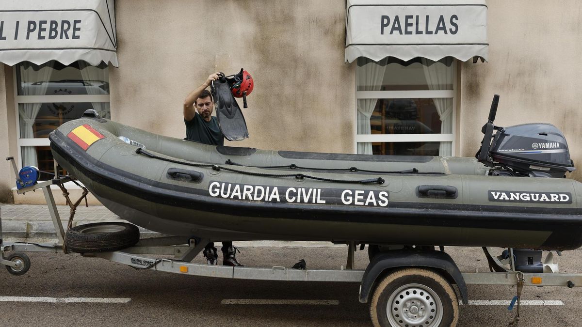 Miembros del Grupo Especial de Actividades Subacuáticas de la Guardia Civil preparan sus embarcaciones para buscar restos mortales en el embarcadero de El Palmar de la Albufera de Valencia