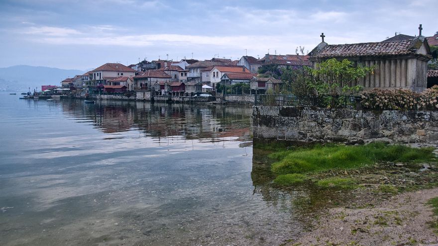 El bonito pueblo marinero que parece detenido en el tiempo: hórreos junto al mar y calles de piedra