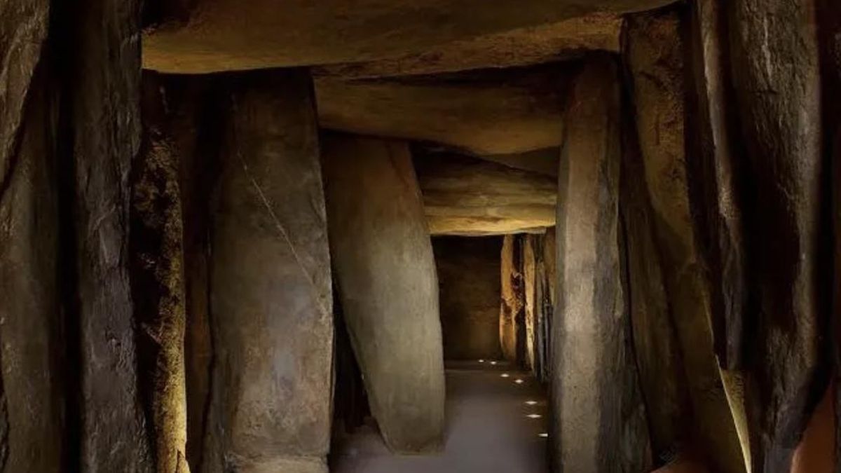 Este dolmen de 21 metros de largo y fechado en el 3000 a.C. es una de las construcciones megalíticas más singulares de la península