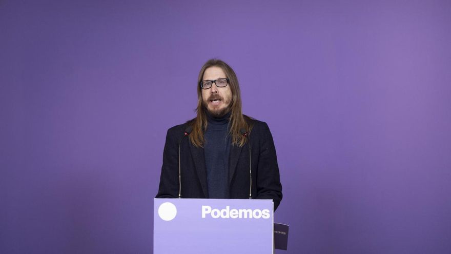 El secretario de Organización y portavoz de Podemos, Pablo Fernández, een la sede de su partido, este lunes