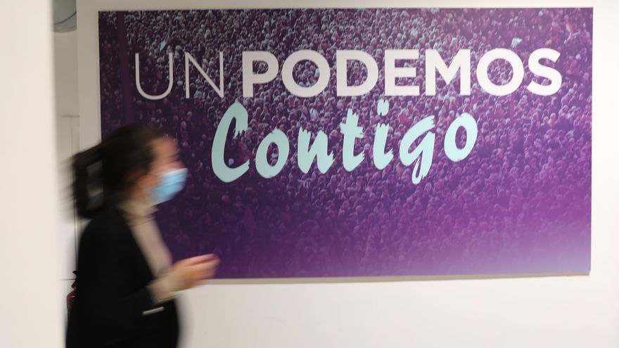 Un cartel donde se lee "Un Podemos contigo", en la sede donde los líderes del partido valorarán los resultados de las elecciones a la Asamblea de Madrid, a 4 de mayo de 2021, en Madrid (España).