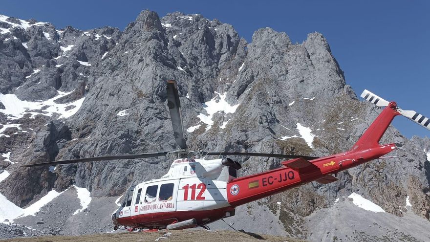 El helicóptero rescata a una pareja madrileña en la cima de Peña Vieja con problemas en un crampón .-ARCHIVO