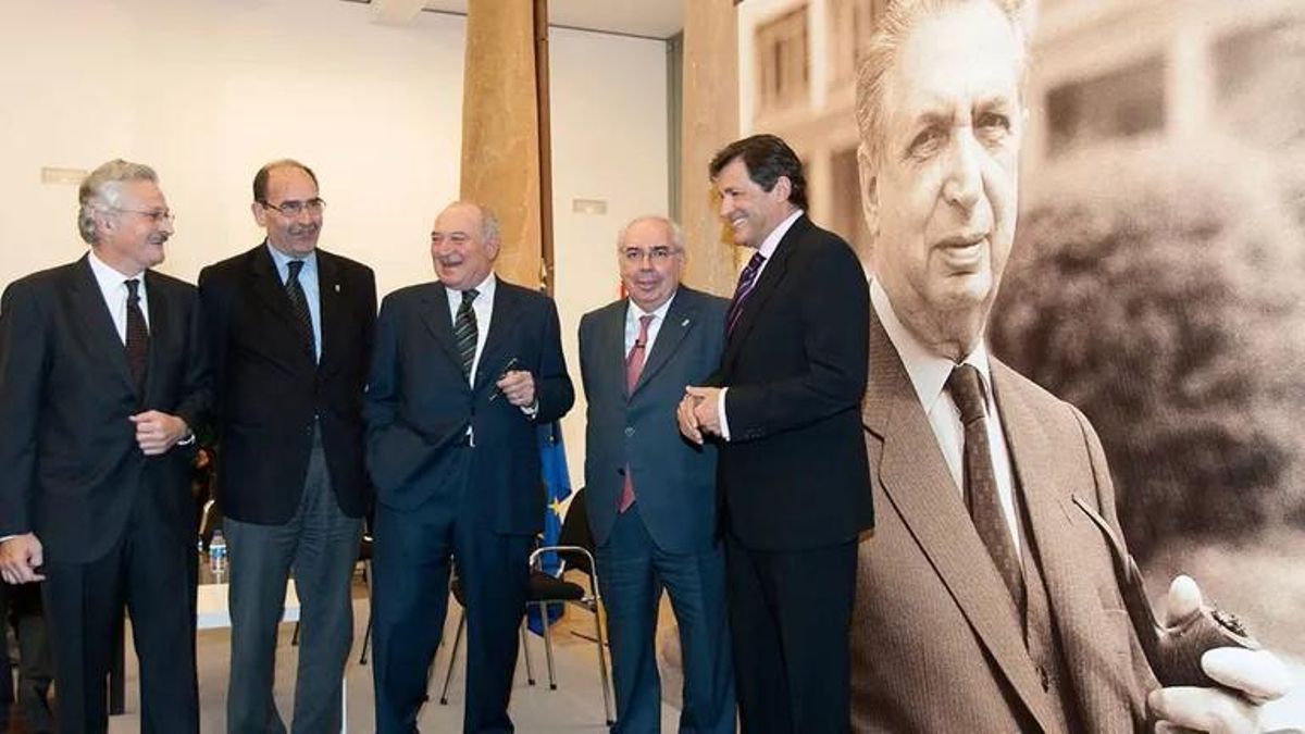 Los expresidentes de Asturias Trevín, Areces y Marqués, condecorados a título póstumo con la Gran Cruz de Carlos III