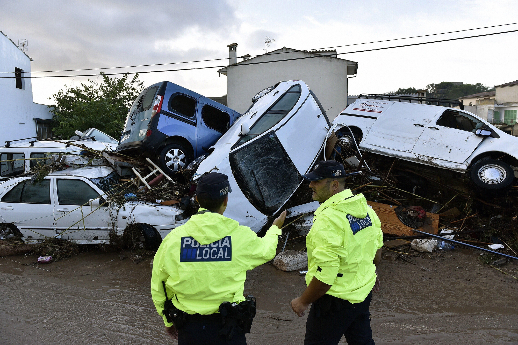 Aspecto que presentaba hoy una calle de la localidad de Sant Llorenç des Cardassar (Mallorca), tras las inundaciones y el desbordamiento de torrentes, provocados ayer por las fuertes lluvias en la isla