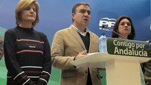 Bendodo, ayer, junto a Esperanza Oña (a su derecha) y Margarita del Cid