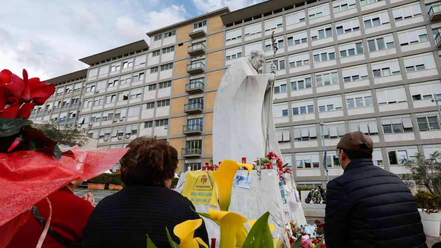 La conspiranoia y los bulos acechan también a la salud del papa