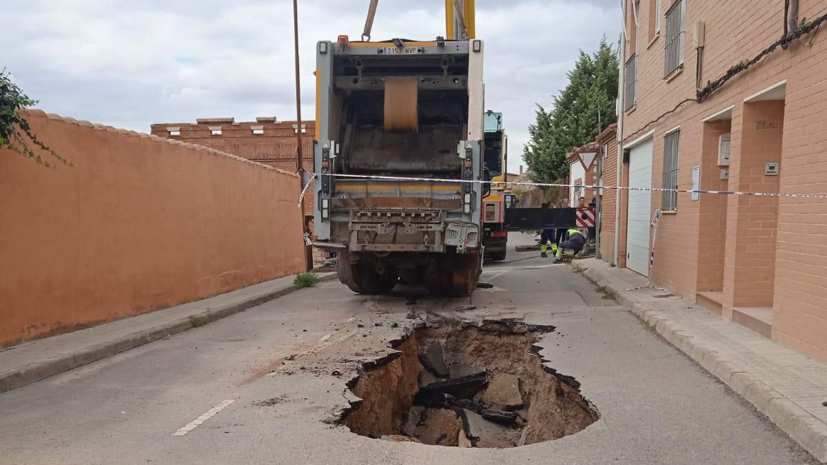 El socavón que ha quedado en la calle tras sacar el camión de basura