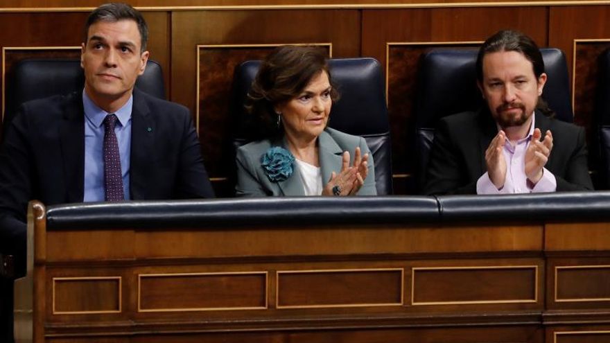 El presidente del Gobierno, Pedro Sánchez (i), junto con sus vicepresidentes, Carmen Calvo (c), y el vicepresidente segundo, Pablo Iglesias (d), en el Congreso de los diputados.