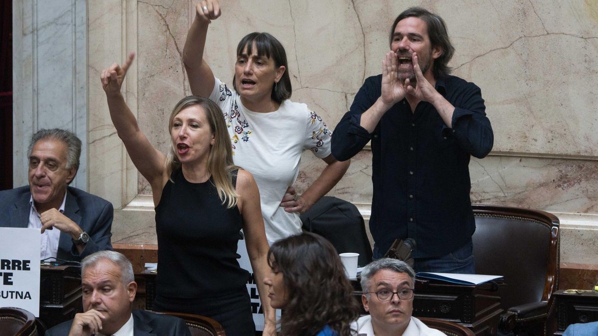 Los diputados de izquierda, Nicolas del Caño, Myriam Bregman y Romina del Pla, le gritan a Menem