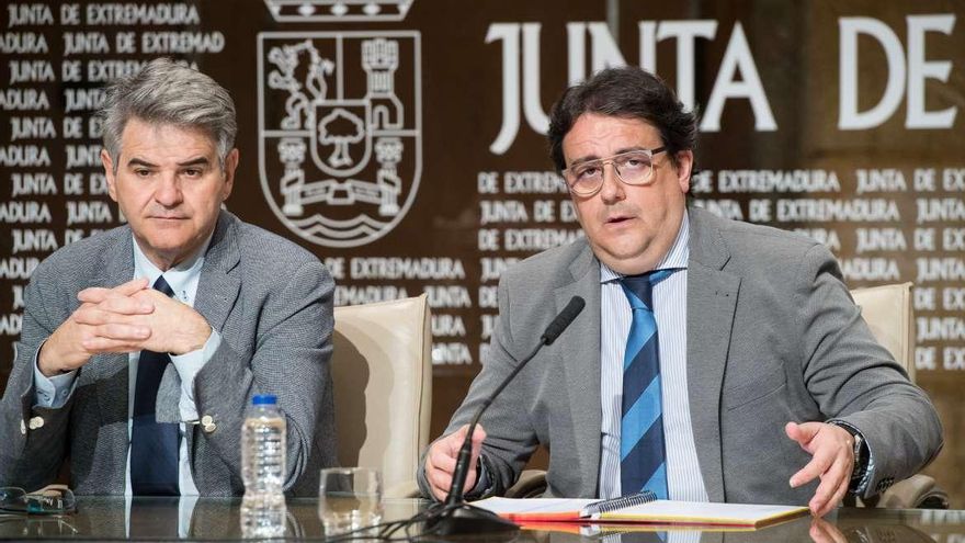El vicepresidente y consejero Vergeles, y el director del SES Ceciliano Franco, dando cuenta el 2 de marzo de 2020 de los primeros casos
