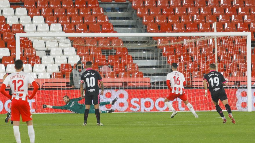 El Tenerife de Ramis arranca con una derrota por dos penaltis en Almería