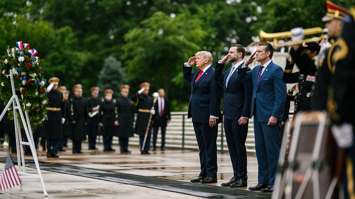 Donald Trump, el vicepresidente, JD Vance, y el secretario de Guerra, Pete Hegseth, en la ceremonia de homenaje frente a la tumba del soldado desconocido en el cementerio de Arlington el lunes 25 de mayo.
