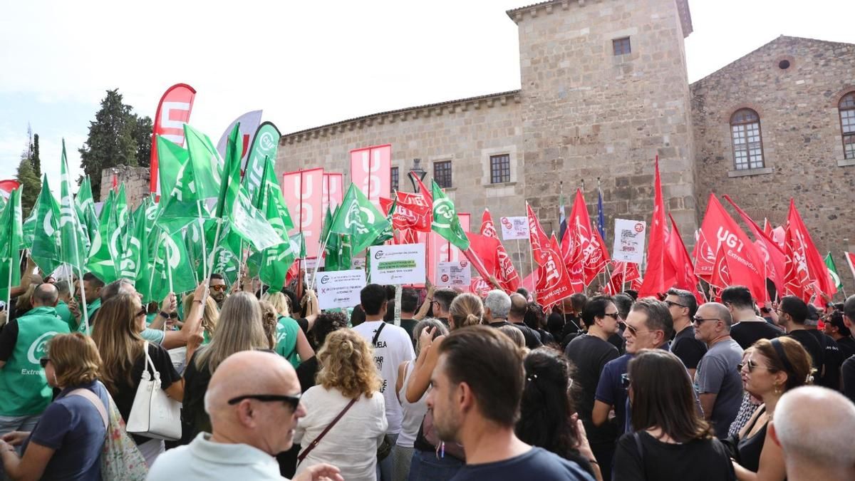 "Guardiola, estamos a la cola": concentración en Mérida por la equiparación salarial de los empleados de la Administración General de la Junta