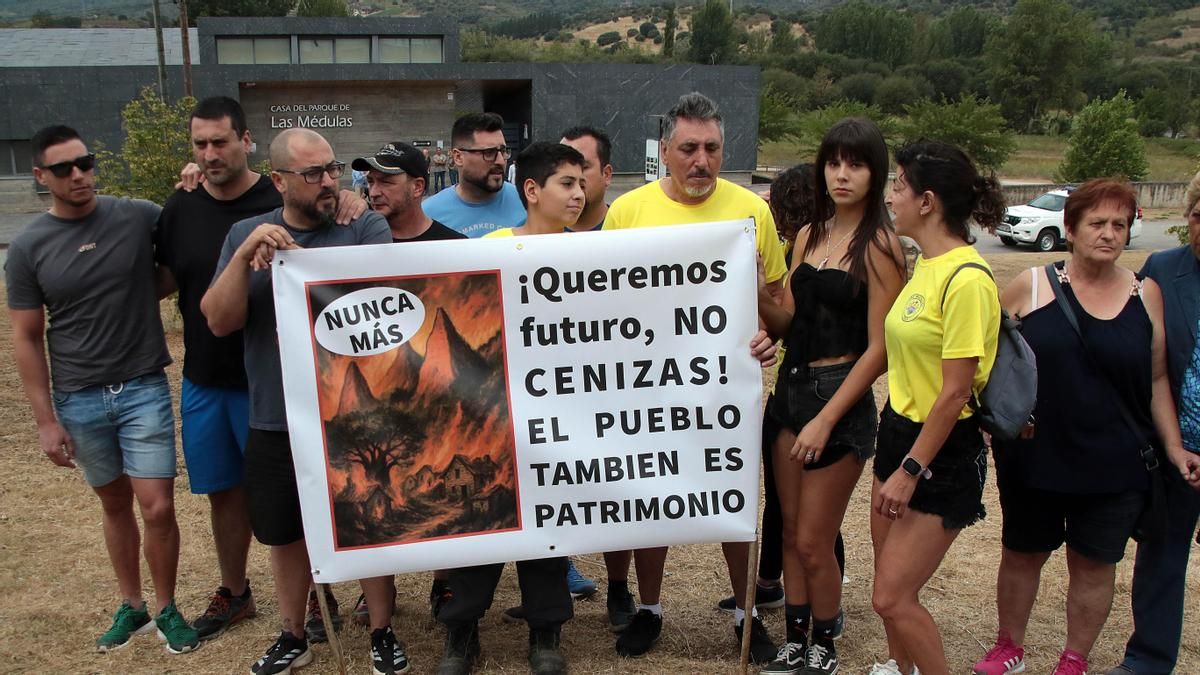 Vecinos de Carucedo se manifiestan a la llegada de los reyes a Las Médulas tras el incendio forestal.