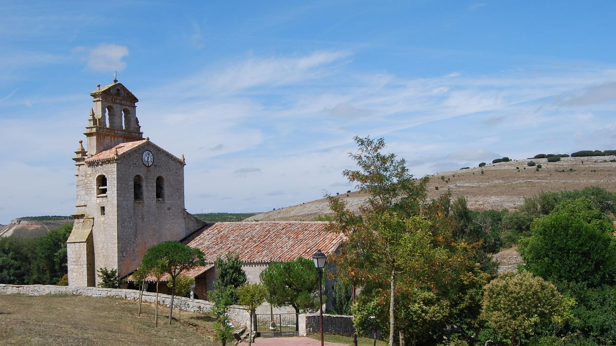 Vista de la iglesia en cuyo interior está el retablo que los vecinos se han lanzado a salvar de su deterioro