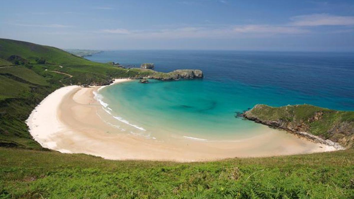 La playa que conserva su forma original en uno de los tramos más protegidos del litoral asturiano