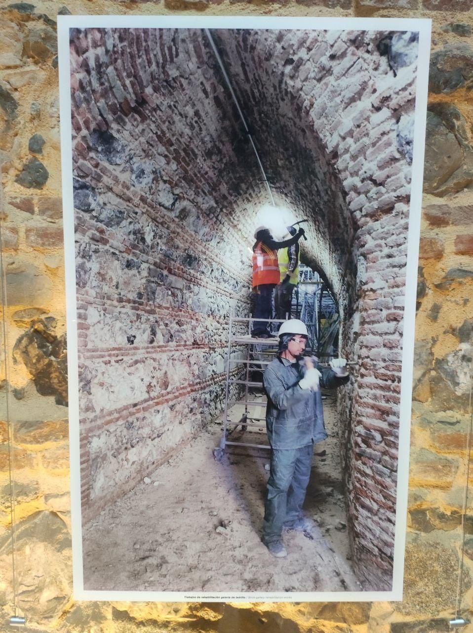 Obreros trabajan en la reforma de la Montaña de los Gatos, una imagen incluida en la exposición que acoge la sala de exposiciones de este enclave.