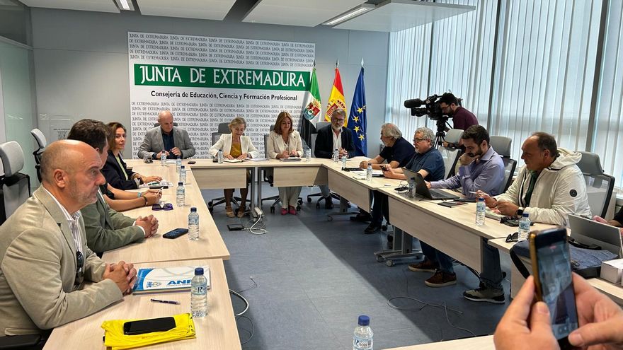 Los sindicatos piden la dimisión de la consejera de Educación, que aplicará una subida salarial alejada de la homologación