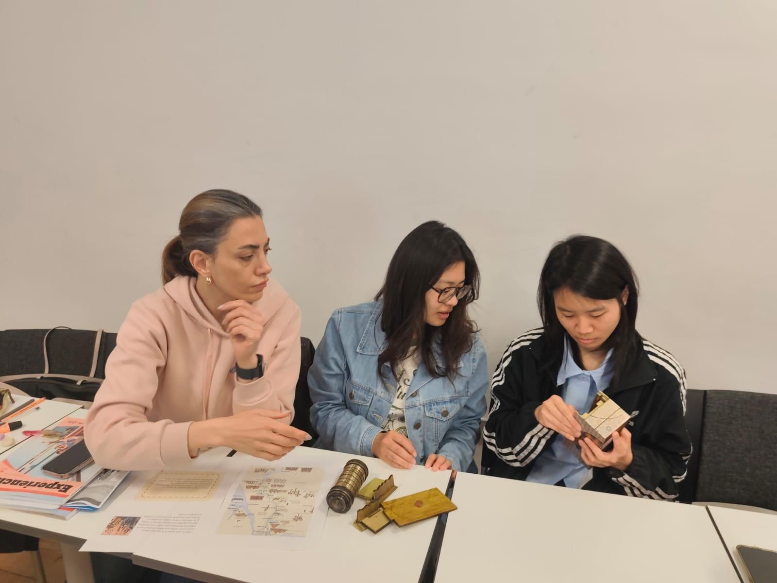 Alumnas del curso de español de Alcalingua, resolviendo una de las cajas misteriosas del escape room 'Los Viajeros del Tiempo'