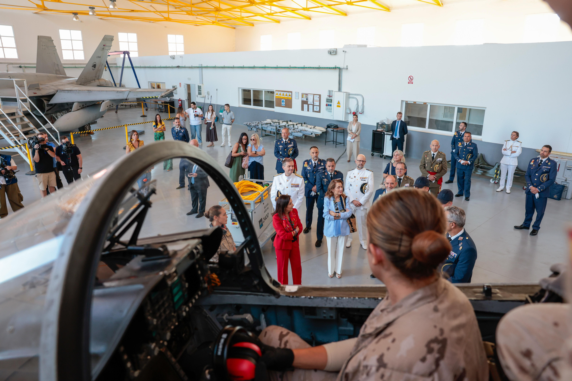 Margarita Robles ante un avión de formación de la Academia Básica del Aire de León.
