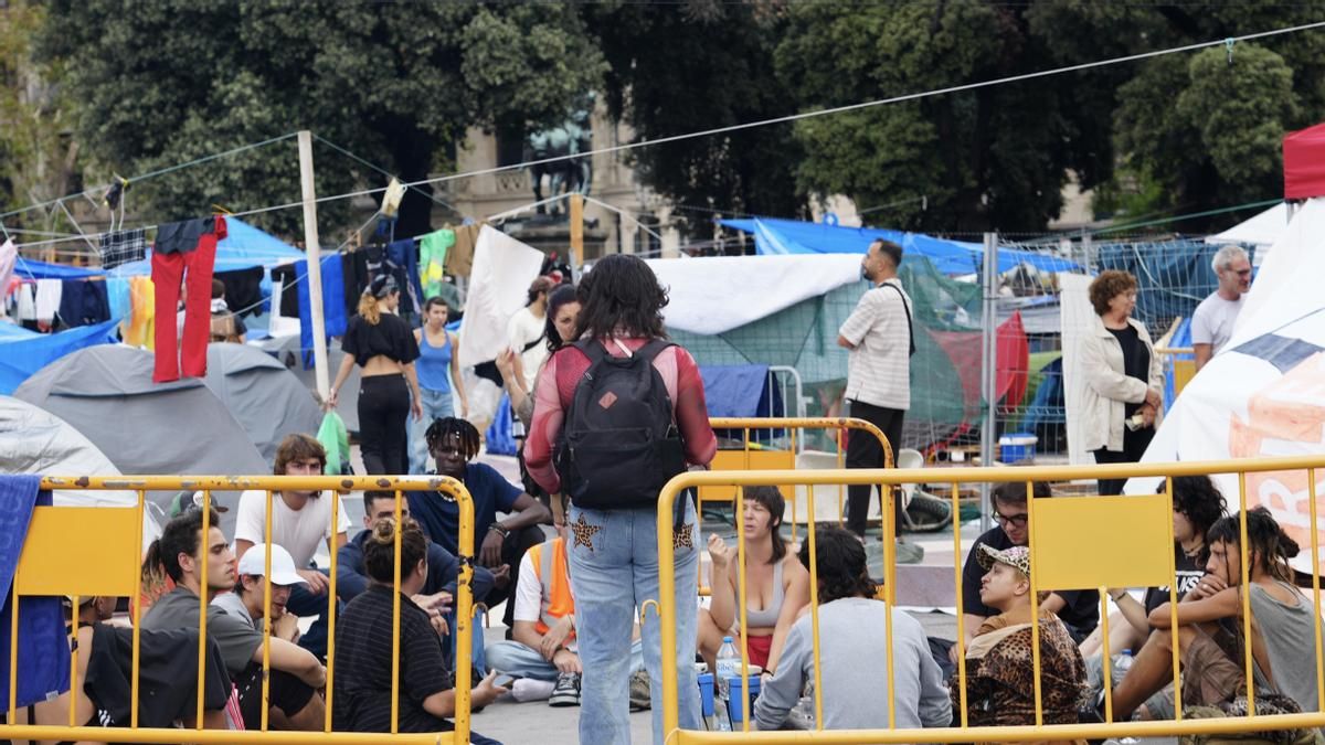 La acampada por la vivienda de Barcelona resiste al temporal: "No nos ganará la crisis climática"