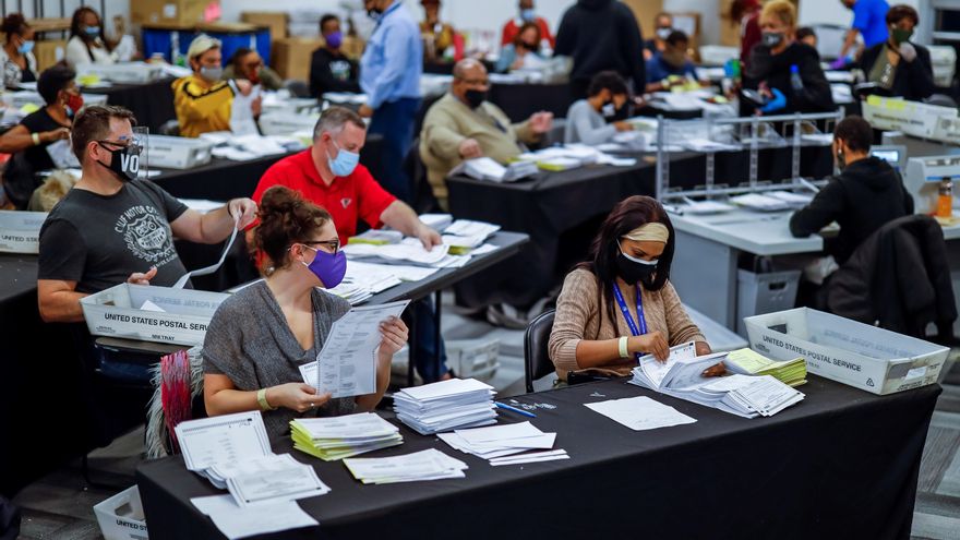 Las papeletas de voto ausente son procesadas y verificadas por el Departamento de Elecciones y Registro del Condado de Fulton en el State Farm Arena de Atlanta, Georgia. EFE/Erik S. Lesser