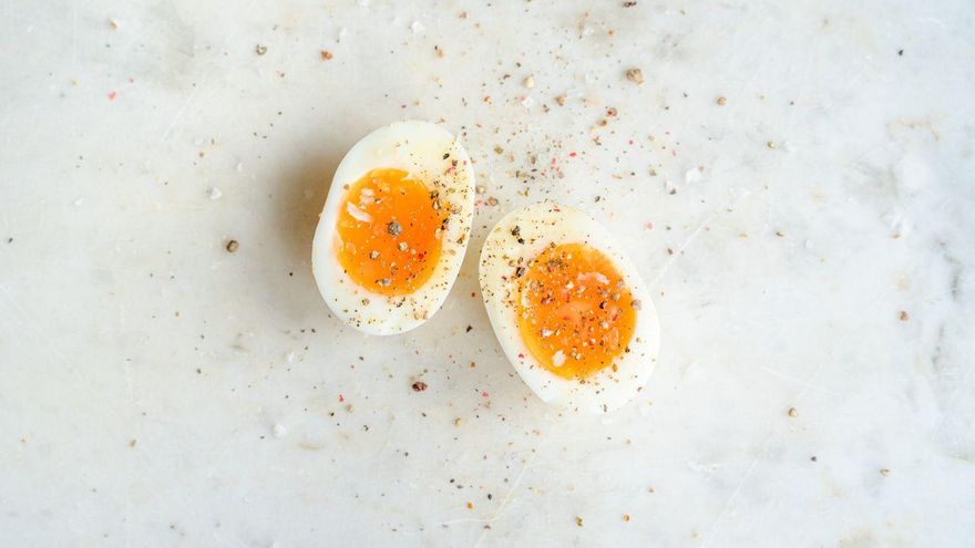 Cómo cocer los huevos para quitar la cáscara fácilmente: tres trucos para aplicar antes, durante y después