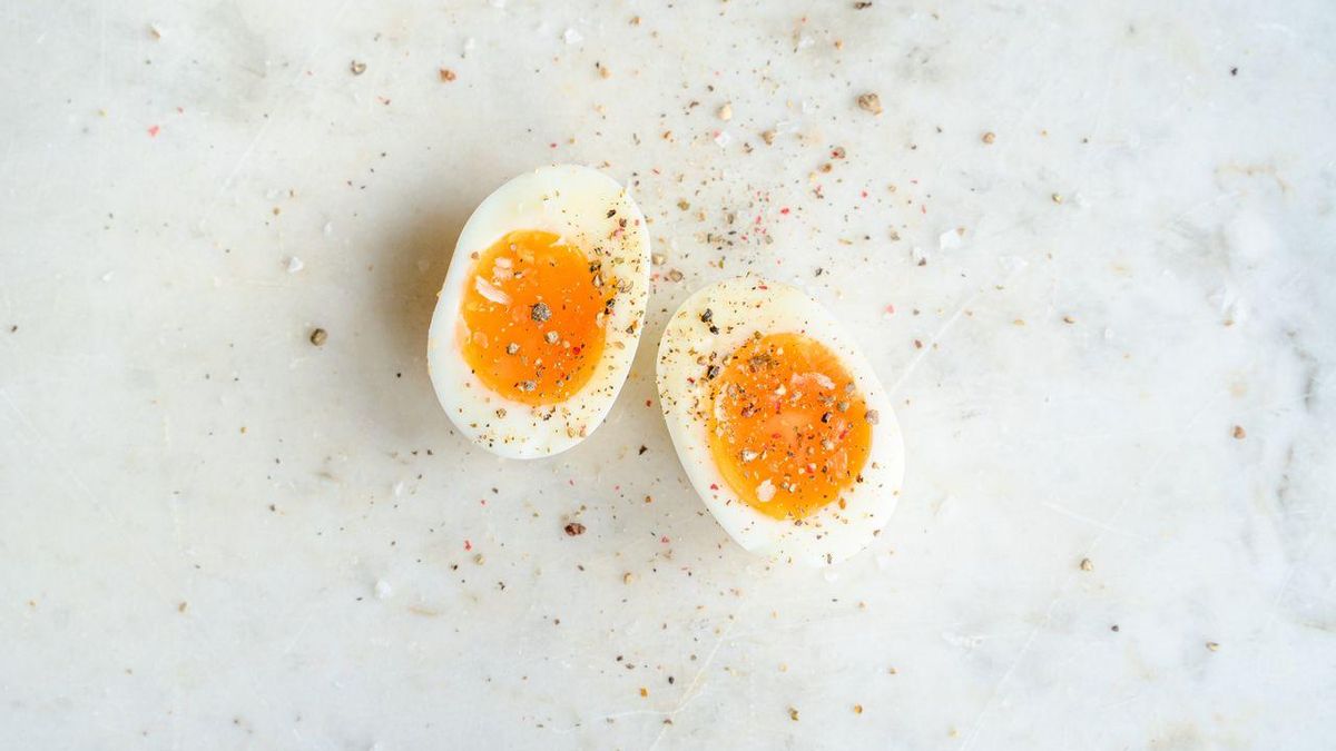 Cómo cocer los huevos para quitar la cáscara fácilmente: tres trucos para aplicar antes, durante y después